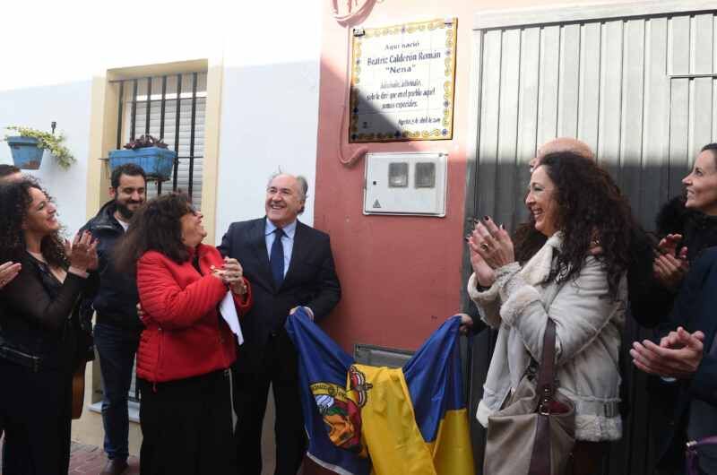 DESCUBRIMIENTO DE PLACA EN HOMENAJE A BEATRIZ CALDERÓN ROMÁN DESCUBRIMIENTO DE PLACA EN HOMENAJE A BEATRIZ CALDERÓN ROMÁN
