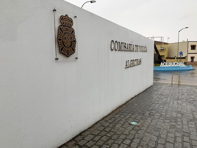 Entrada a la comisaría de Policía Nacional de Algeciras. 