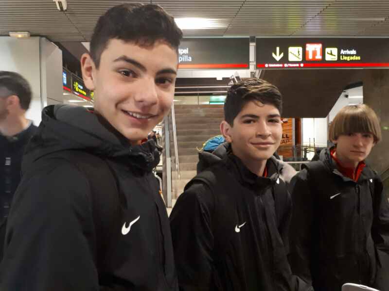 Jovenes futbolistas comarca en Abu Dabi