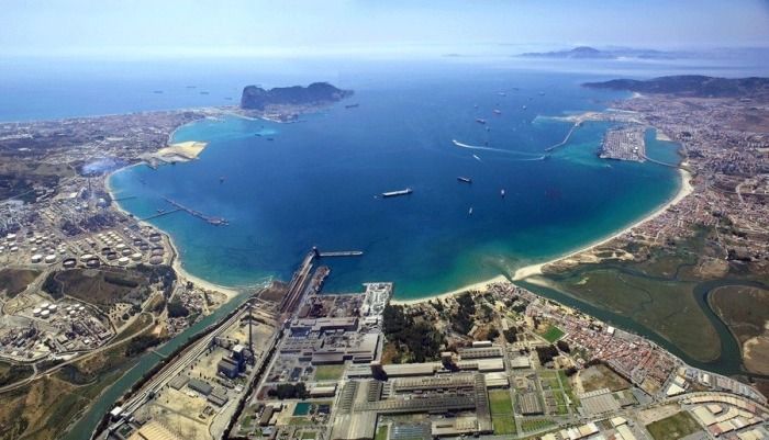 La Junta segura que la redacción del proyecto de la presa de Gibralmedina concluirá en los próximos meses. Vista aerea Bahía de Algeciras.