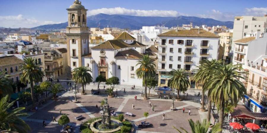 Panorámica Plaza Alta. La Plaza Alta acoge a partir del 27 de marzo una exposición fotográfica de las Dolorosas algecireñas