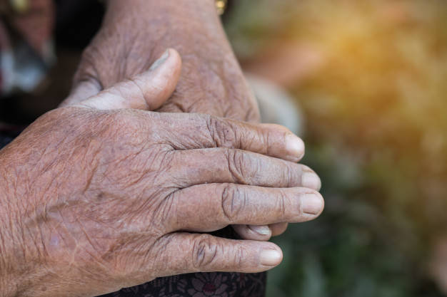 manos-anciano-asiatico-agarra-su-mano-manos-arrugadas-mas-viejas-oracion_4236-506
