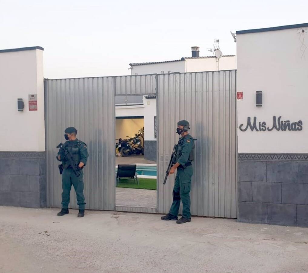 Agentes de la Guardia Civil, en un registro en el marco de una operaci√≥n contra el blanqueo de capitales en el Campo de Gibraltar y la provincia de M√°laga.