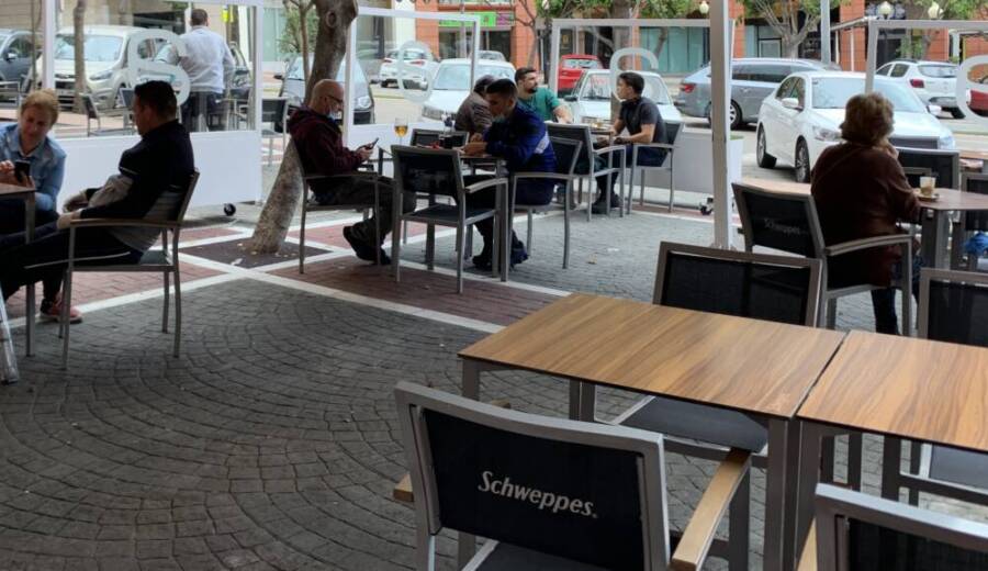 Terraza de un establecimiento hostelero en Algeciras.