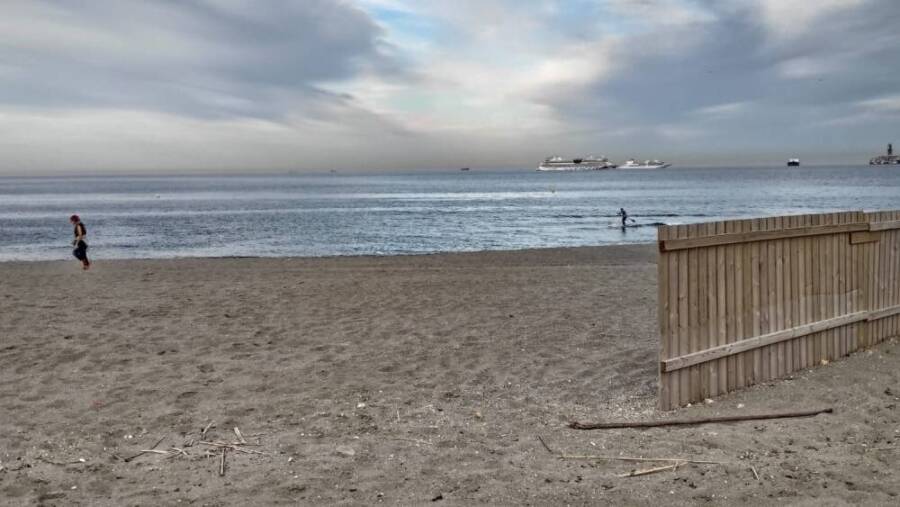 La Línea acondiciona sus playas para Semana Santa. En esta imagen, la playa de Levante de La Línea. 