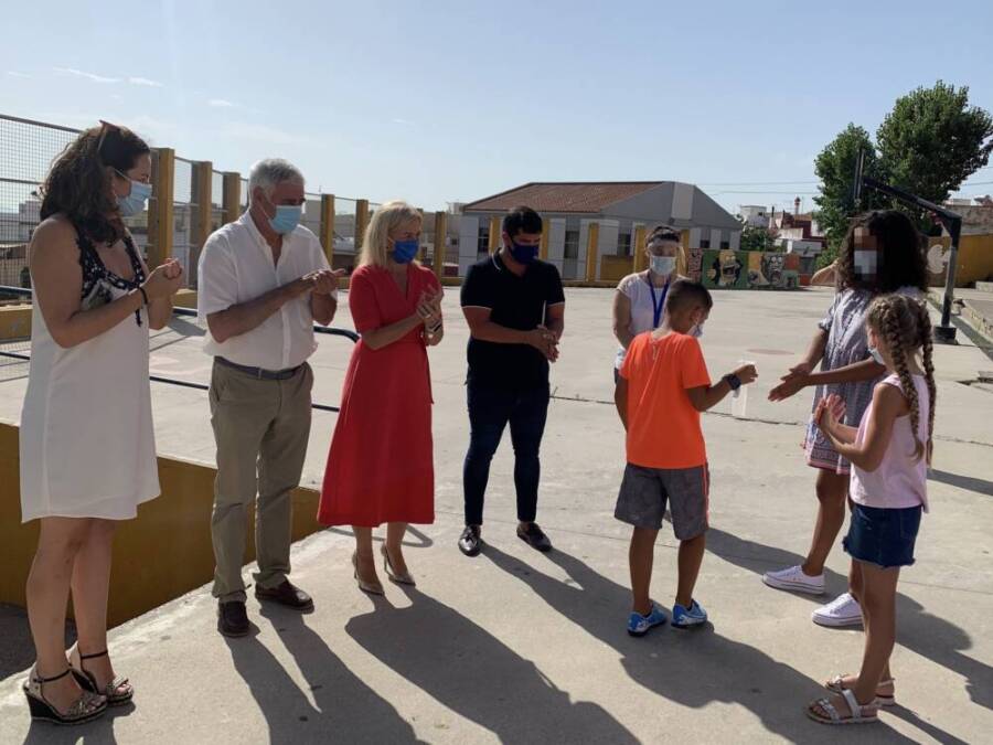 Visita Pajares a Escuela Verano