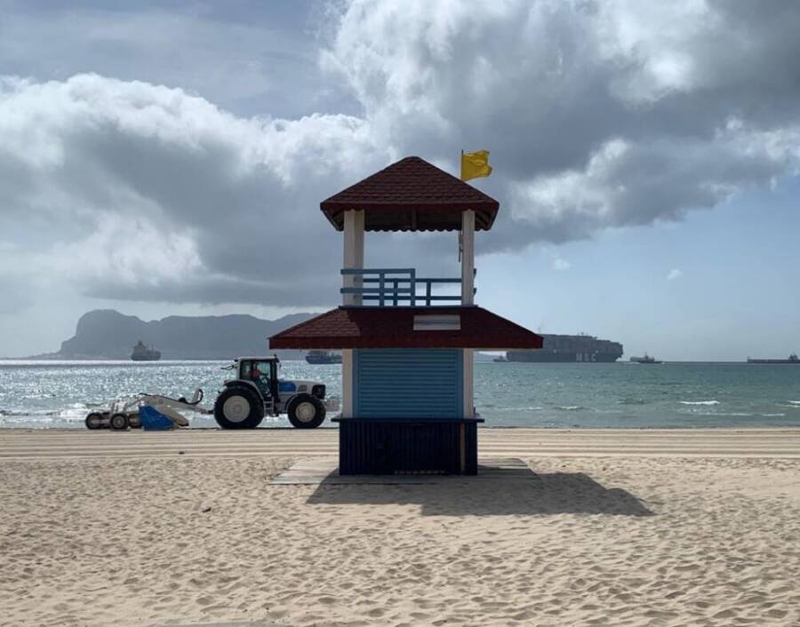 Un empleo deUrbaser limpiando la playa del Rinconcillo en Algeciras. Piden al alcalde de Algeciras que actúe para agilizar el convenio colectivo de Urbaser