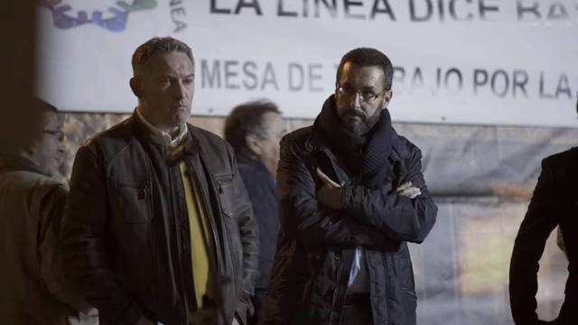 el-alcalde-de-la-linea-de-la-concepcion-juan-franco-derecha-durante-una-protesta-vecinal-grabada-para-la-serie-documental-la-linea-la-sombra-del-narco-netflix