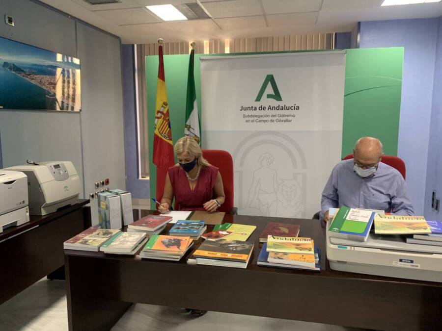 Entrega de material informático y bibliográfico a AEPA