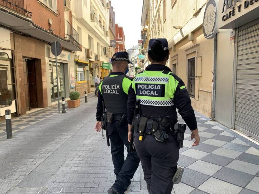 Agentes de la Policía Local de Algeciras patrullando. Imagen de archivo. 