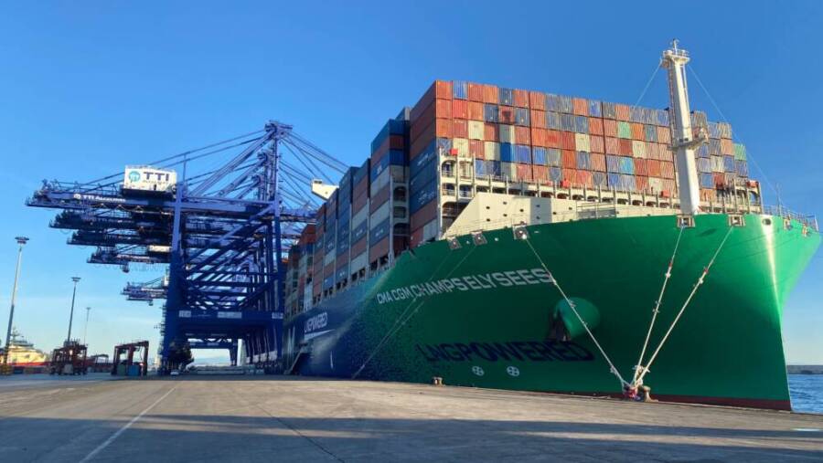 . El Puerto de Algeciras opera desde ayer el segundo de los megaships de más de 23.000 teus propulsados por Gas Natural Licuado (GNL) que surca las aguas, el CMA CGM Champs Elysees. Este nuevo gigante de 400 metros de eslora y 62 de manga opera en el servicio FAL1 de la Ocean Alliance –formada por CMA CGM, Cosco y Evergreen- y escala en la terminal semiautomática de Isla Verde Exterior, TTI Algeciras, en sentido Eastbound, por lo que su operativa se centra hoy en cargar exportaciones y transbordos hacia Lejano Oriente, hacia donde pondrá proa de madrugada.   El CMA CGM Champs Elysees es gemelo del CMA CGM Jacques Saadé, que hizo su primera escala en Algeciras en viaje inaugural el pasado 22 de noviembre.  El Gas Natural Licuado es una de las apuestas del sector marítimo para reducir su huella de carbono. Comparado con los combustibles tradicionales, reduce en un 20% las emisiones de CO2, elimina en un 99% las emisiones de óxidos de azufre y las partículas, y reduce sustancialmente los óxidos de nitrógeno. En una apuesta pionera en el sector, la naviera francesa CMA CGM equipará de aquí a 2022 hasta 26 de sus buques, 9 de ellos megaships, con motores que utilizan Gas Natural Licuado.
