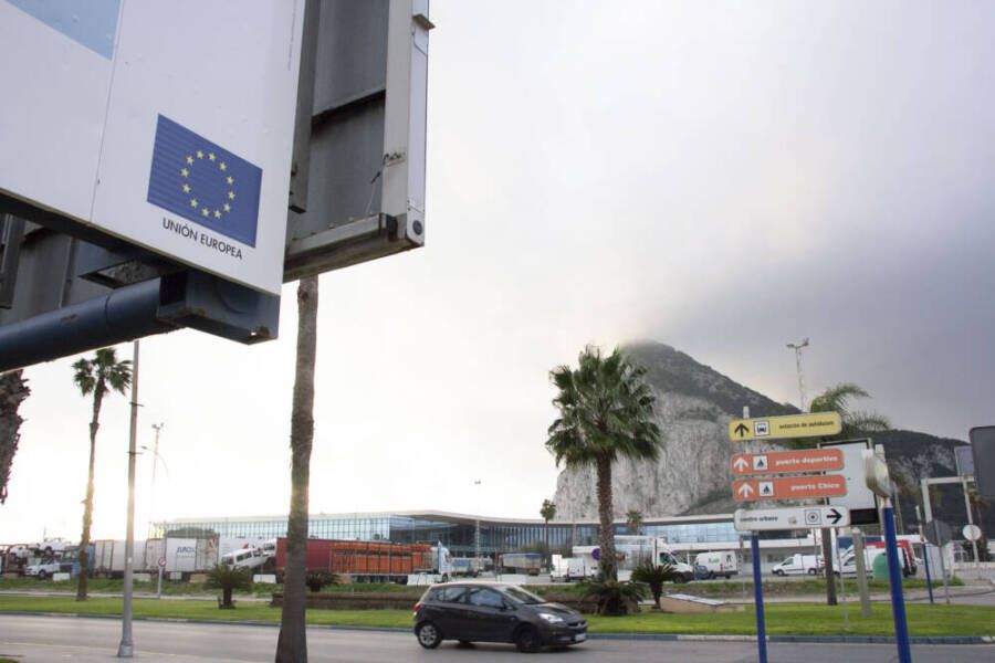 El Parlamento Europeo rechaza eliminar a Gibraltar de la 'lista gris' de riesgo de blanqueo. Frontera con Gibraltar. Foto: 8Directo. 