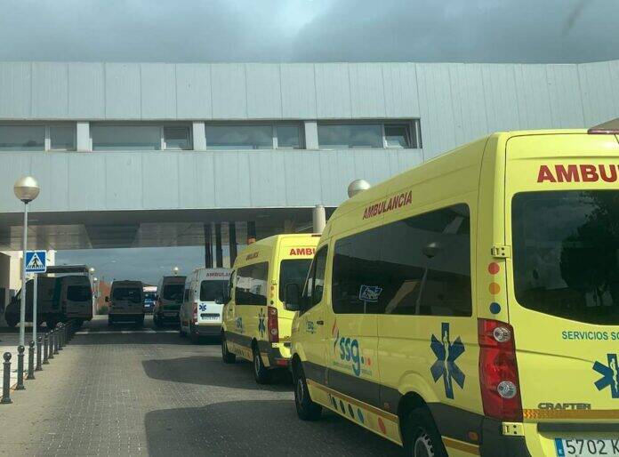 Ambulancias en hospital Punta Europa. La Junta invierte desde el 2019 más de cinco millones de euros en mejorar la sanidad del Campo de Gibraltar