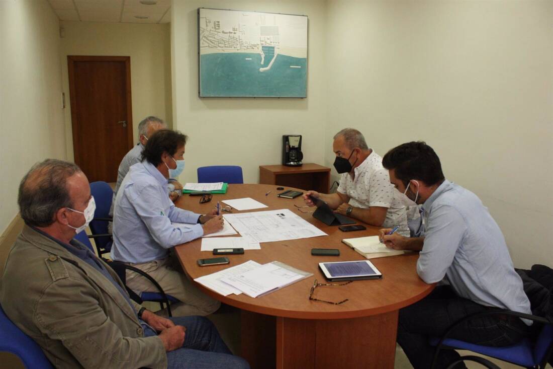 Cádiz.- La Junta informa a la gestora de productos pesqueros de La Atunara de las mejoras en la lonja en La Línea