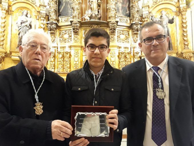 Juan Domingo Macías entrega Enrique Moreno Rueda una placa de reconocimiento por su labor