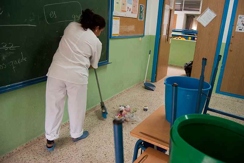 Una trabajadora de la limpieza en un colegio. 
