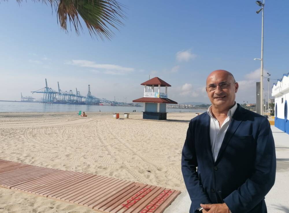 Martínez informa al PSOE de Algeciras de que el Ayuntamiento ya inició un expediente sancionador a Socoservis. Foto: Ángel Martínez en la playa de El Rinconcillo.