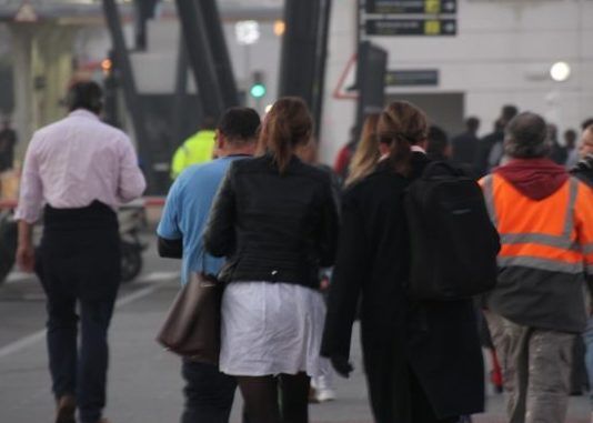 Ciudadanos cruzan la Verja. CCOO saluda el acuerdo sobre Gibraltar aunque "no es la panacea" para la resolución de los problemas.