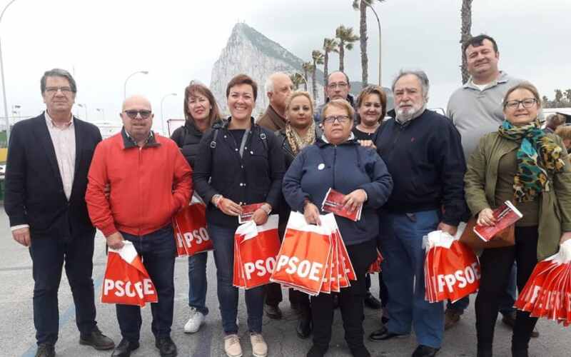 Foto reparto en mercadillo La Linea 3 Foto reparto en mercadillo La Linea 3