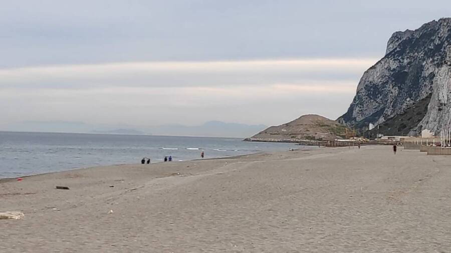 Unas 50 personas integran el dispositivo para la temporada de playas en La Línea. Playa de Levante, en una imagen de archivo.