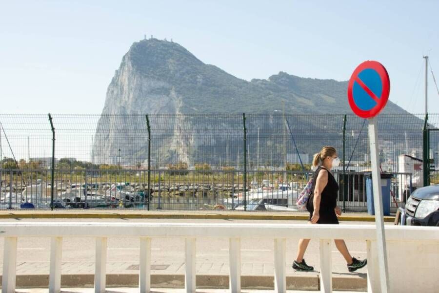 Mujer con Gibraltar al fondo