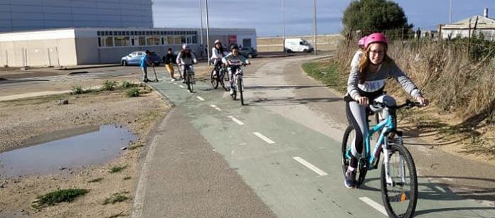 Ciclistas por un carril bici.