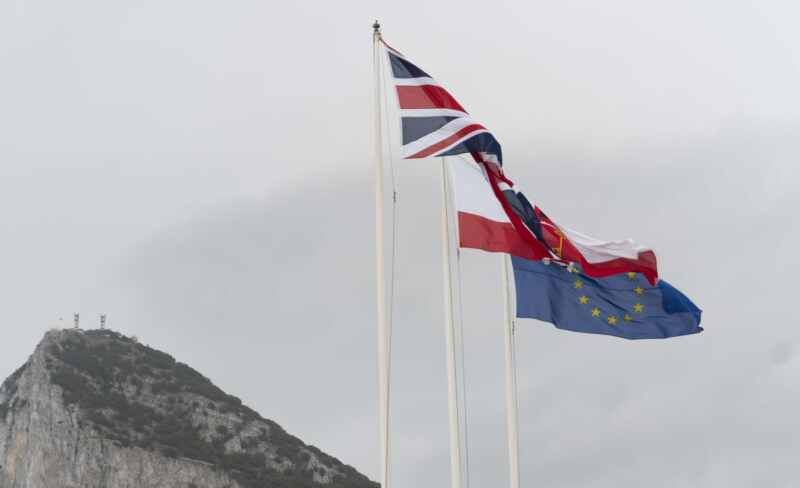 GIBRALTAR FRONTERA BANDERA DE GIBRALTAR UK Y UE EN LA FRONTERA