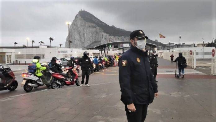 Policía en Verja de Gibraltar