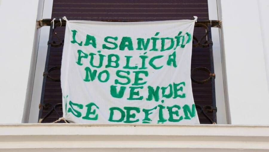 Cartel en una ventana en San Roque sobre sanidad. Foto: Manolo G