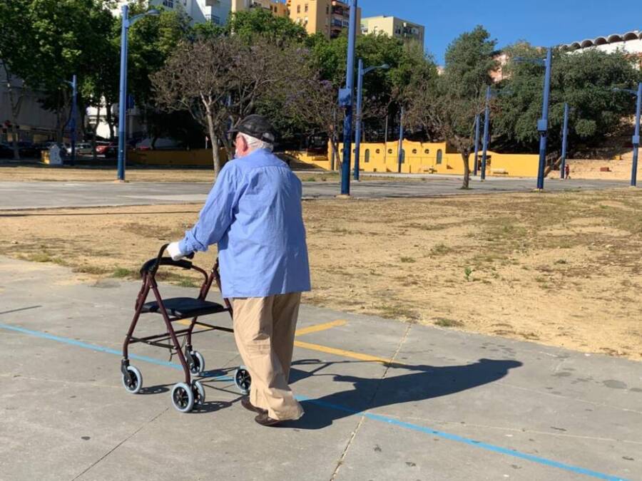 Un mayor, paseando por la calle