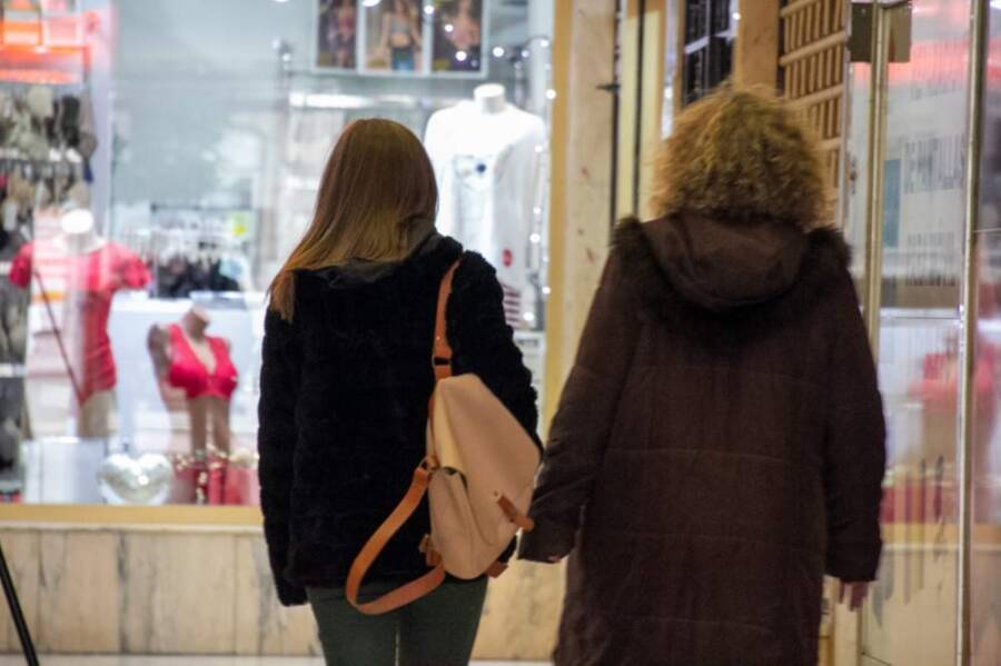 mujeres paseando tienda