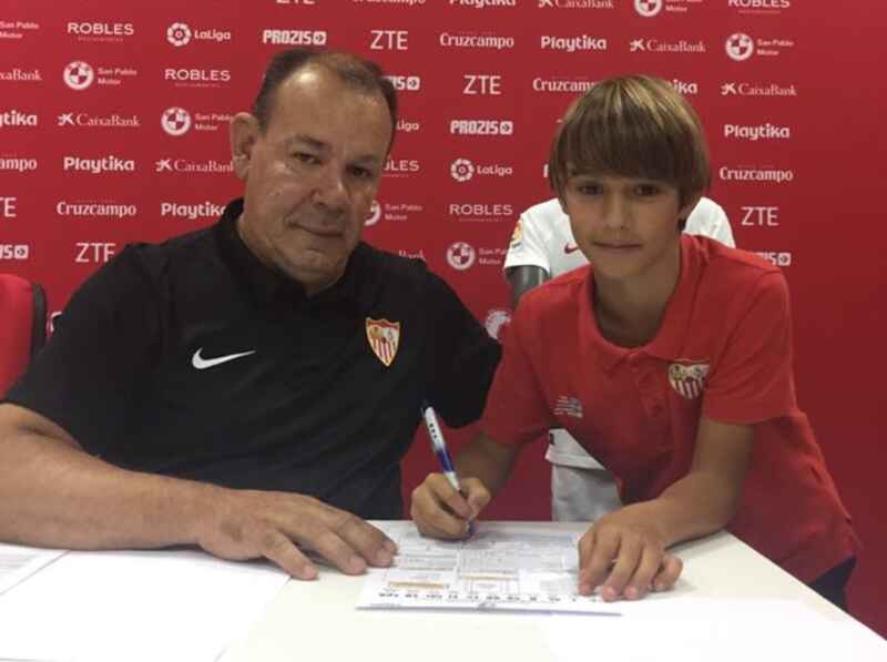 Lucas firma Sevilla FC Lucas firma Sevilla FC