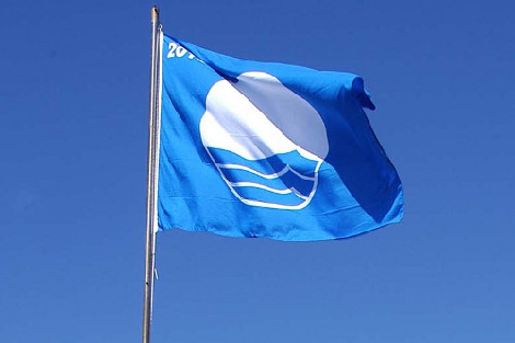 Una de las cuatro banderas azules que ondearán en la costa de la comarca.