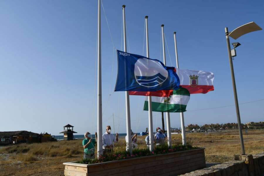 Izado de la bandera azul en Torreguadiaro. Imagen de archivo. Getares y tres playas de San Roque mantienen la Bandera Azul para este verano