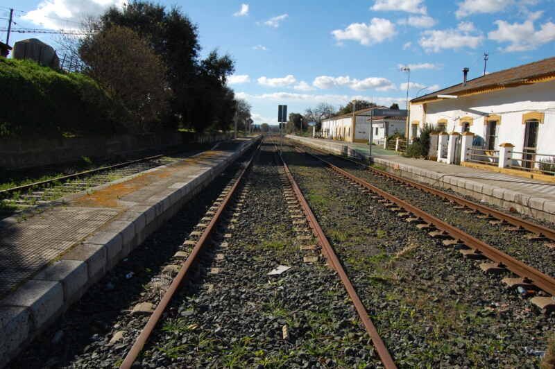 Vía del tren a su paso por Castellar. 