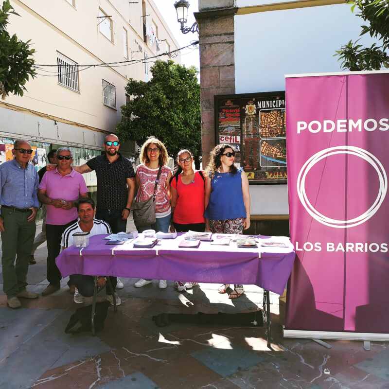 Mesa informativa de Podemos en el paseo