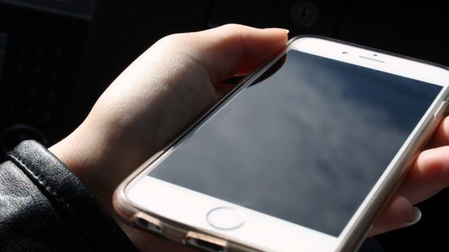 Teléfono móvil. Imagen de archivo. Las llamadas al teléfono de las mujeres crecen en Cádiz más de un 66% en el periodo 2018-2024