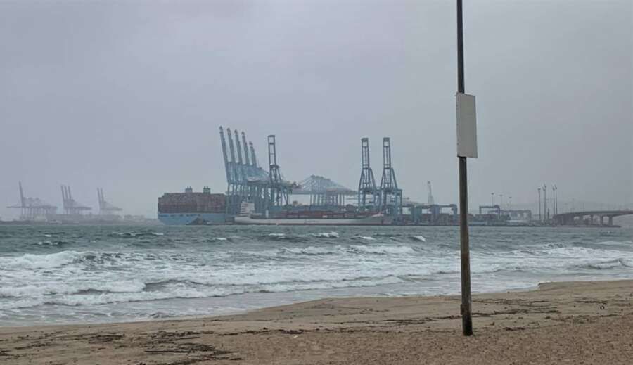 Aviso amarillo este Sábado de Pasión en Cádiz y Málaga por lluvias y tormenta. Foto: temporal en el Estrecho.