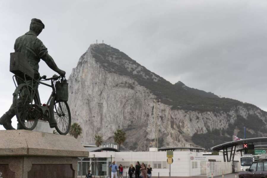 Gibraltar. Gibraltar sube el impuesto del tabaco y rebaja la tasa de los carburantes