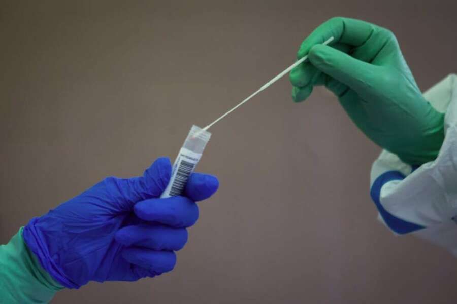 Coronavirus.- AMP.- Andalucía suma cinco muertos, menor cifra en dos meses, 842 casos y su tasa repunta hasta 121,5