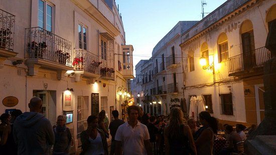Tarifa regulará las despedidas de solteros para garantizar el descanso de los vecinos.