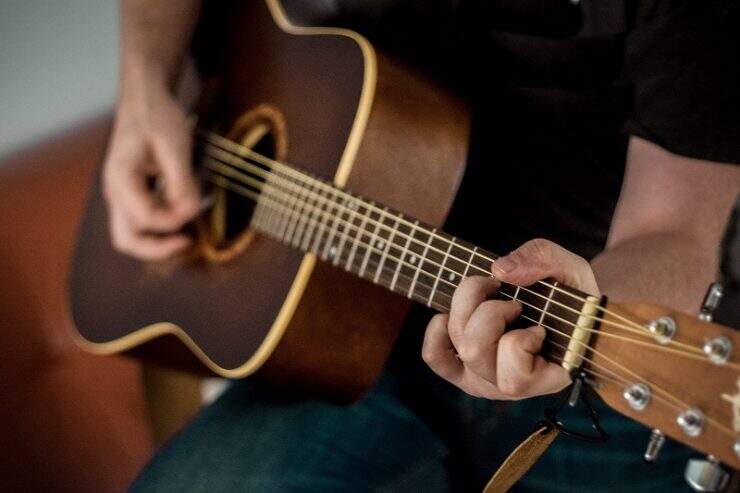 aprender-a-tocar-la-guitarra-foto-portada-guía-740x493