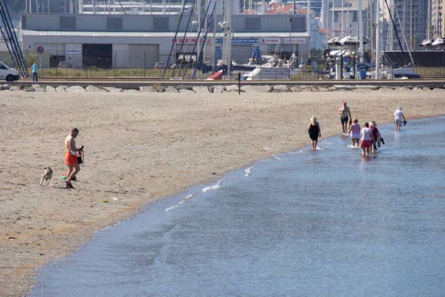 Playas mantiene un retén permanente en las zonas de litoral para verificar la ausencia de vertidos. En esta imagen, playa de Poniente en La Línea.