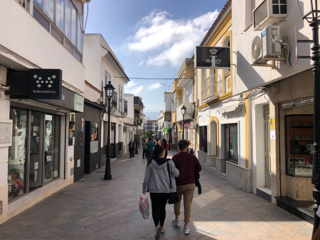 calle La Plata. Las compras en los comercios de Los Barrios tienen premio esta Navidad.