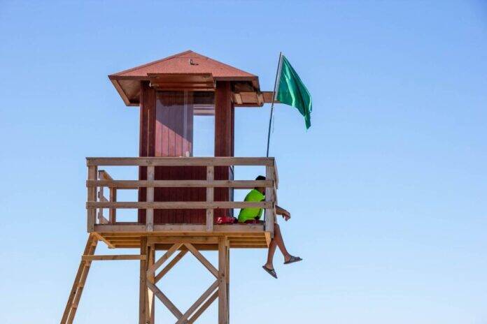 Socorrista en playa de La Línea. Denuncian ante la Inspección de Trabajo el impago de salarios a la plantilla de Socoservi 