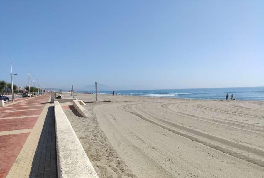 Imagen de archivo de la playa de Levante. Encuentran el cuerpo sin vida de un hombre en la playa de Levante