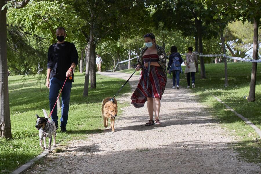 Gente paseando con mascarilla