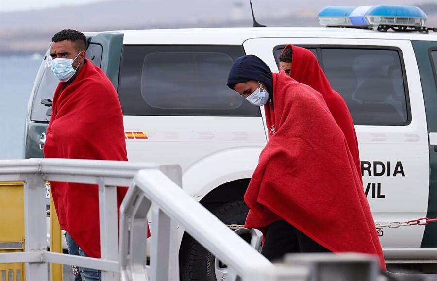 Rescatan a 36 migrantes de una patera y los trasladan al Puerto del Rosario (Fuerteventura)