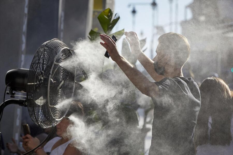 Hidratación, comer ligero o ventilar la casa por la noche, entre los consejos para combatir el calor.