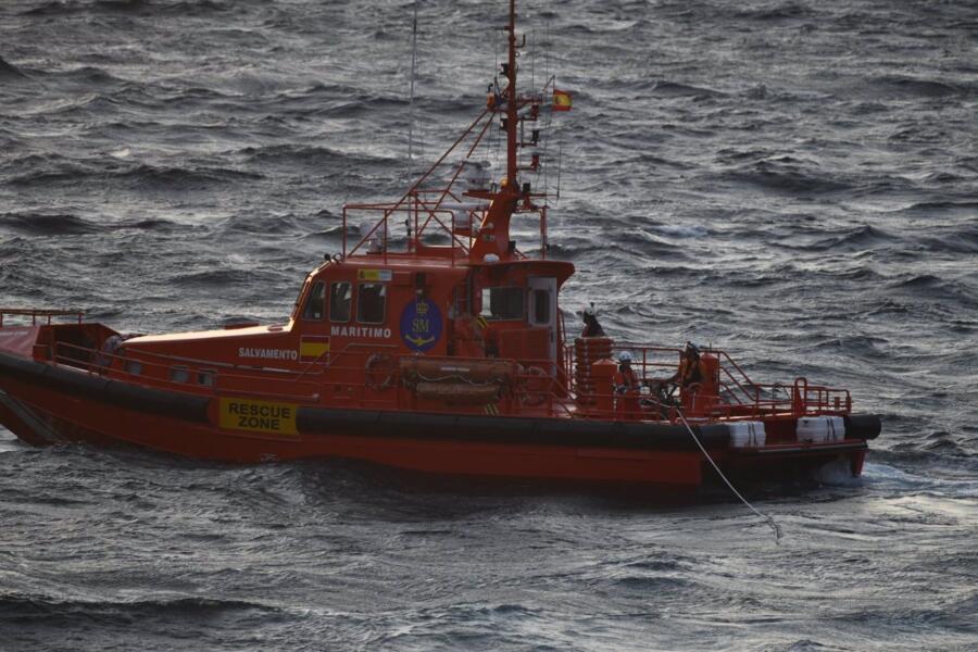 Pesquero marroquí encalla en la costa de Ceuta